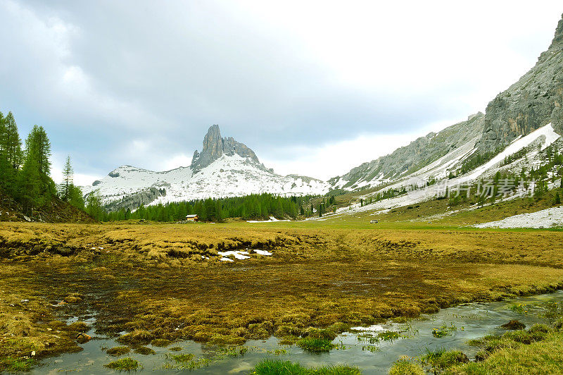 Palmieri, Croda di Lago，背景是Dolomites山